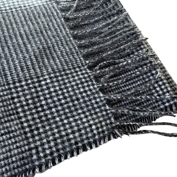 Banana Republic Men's Black and White Houndstooth Checkered Scarf - Picture 2 of 7